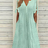 Vestido Elegante con Escote en V y Detalle Hueco
